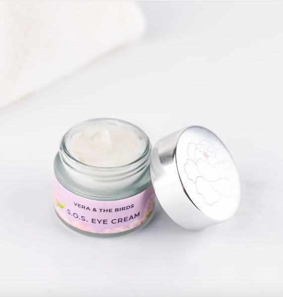 Pensando específicamente para el área de los ojos, S.O.S. Eye Cream es un contorno que con su aplicación consigue que la mirada se vea más tersa y lisa. El efecto tensor inmediato se consigue gracias al complejo Tens Up, que ayuda además a la producción de colágeno. (31 euros)