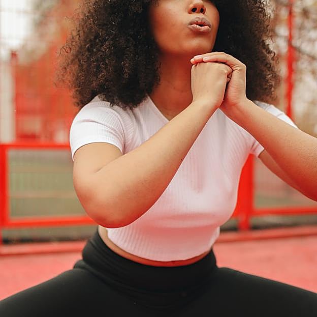 Una mujer haciendo sentadillas.