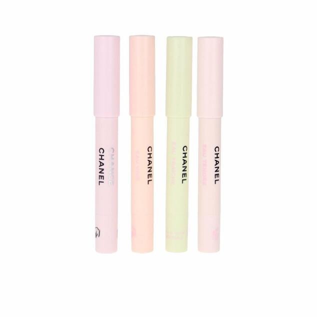 Chance Crayons de Parfum de Chanel es un pack de cuatro lápices con perfume en formato sólido, con las fragancias de la línea Chance: Original, Fraîche, Tendre y Vive.