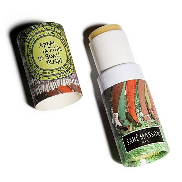 Après la pluie, le beau temps de Sabé Masson es un perfume sólido en stick que desprende un aroma fresco y cítrico, ideal para la temporada de verano. Tiene notas de limón, naranja, hierbas, iris, jazmín, almizcle blanco y ámbar.