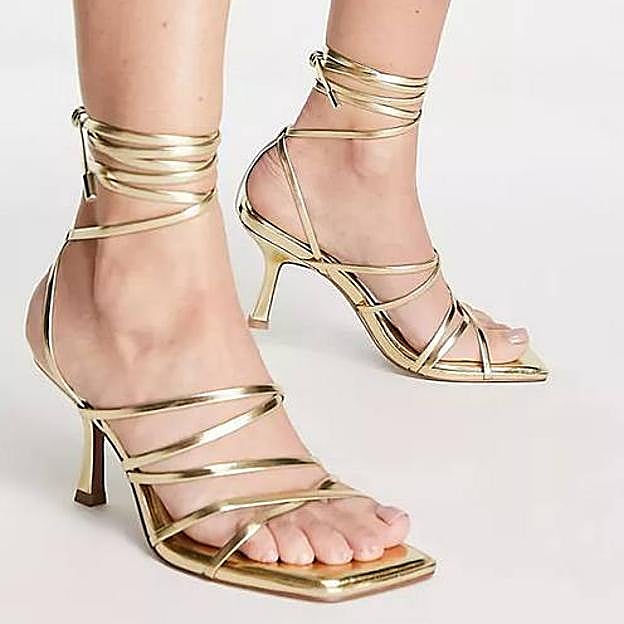 Imagen principal - Las sandalias doradas de Asos Design, Mango y Massimo Dutti