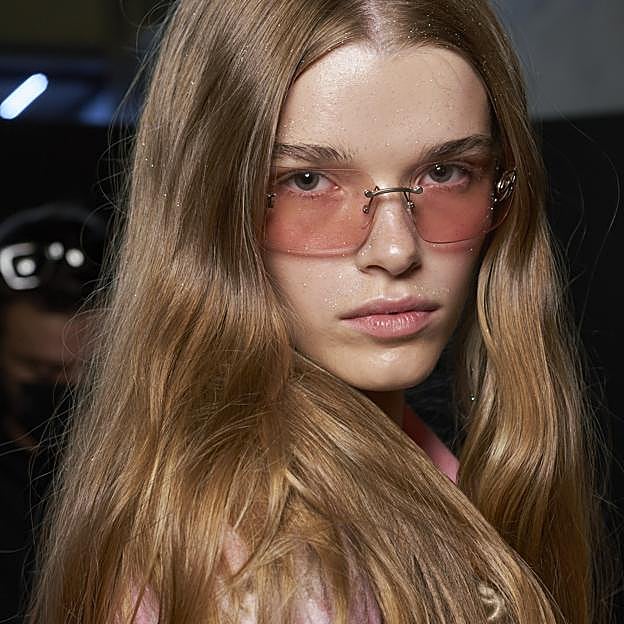 Imagen principal - Para presumir de una melena larga ondulada increíble, apuesta por el aceite capilar Rescue de Apivita (25,50 €) y el cepillo The New Ultimate de Tangle Teezer (16,50 €).