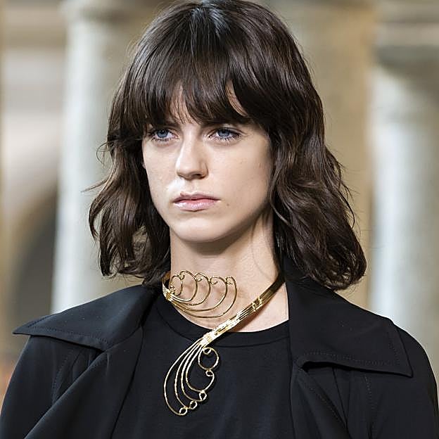 Imagen principal - Para un corte a medio camino entre el mullet y el shag, te recomendamos el exfoliante capilar de Sephora Collection (13,99 €) y el Champú Full Defense de Teknia (18,50 €).