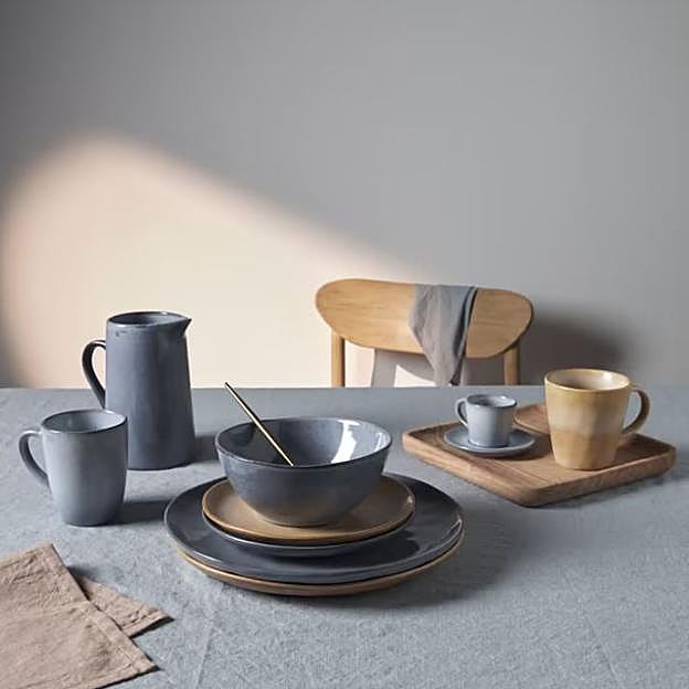 La vajilla en color cobalto es una buena opción para introducirlo en la cocina