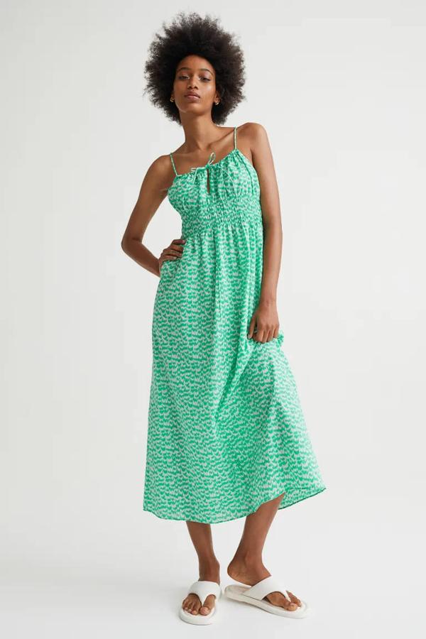 Otra buena opción es este vestido con un estampado que combina el color verde claro con el blanco.