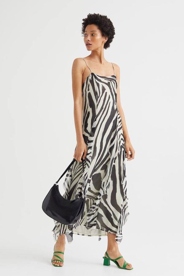 Si te gusta el animal print, tienes que ver este vestido de gasa que tiene un estampado de cebra.