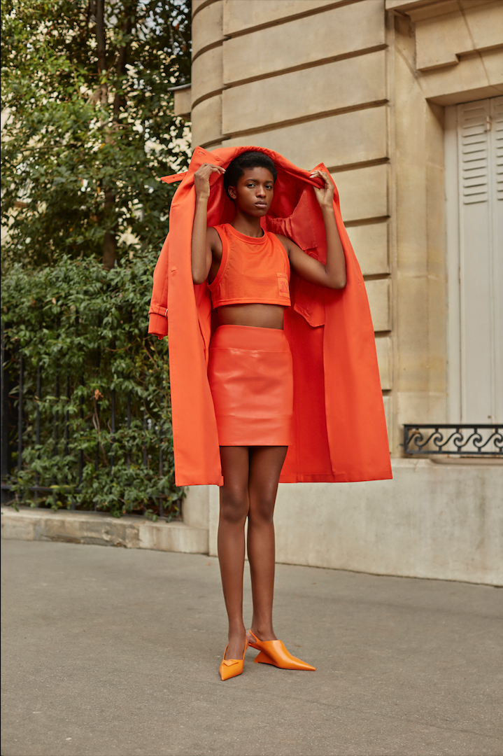 Abrigo, top y falda de Max Mara con zapatos de Loewe.