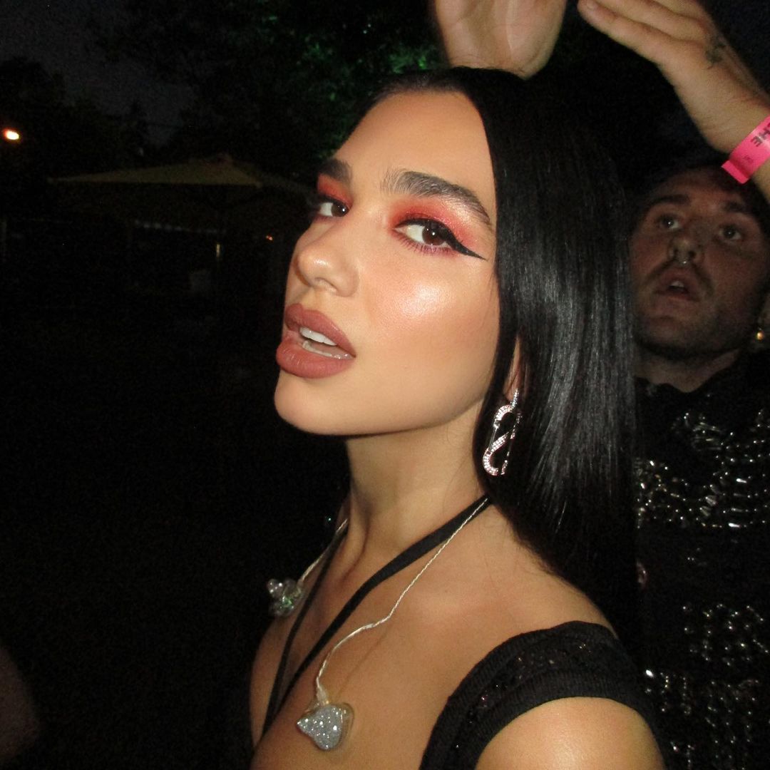 Olvidémonos de los ahumados en tonos tierra o negros y también de los eyeliners gráficos. Este otoño la técnica del ahumado será la reina, pero siempre en tonos llamativos. Sabemos que estamos acostumbrados a verlo en los mismos tonos – tierras, oscuros -, ahora, solo tenemos que dejar volar la imaginación y escoger los colores que nos apetezcan.