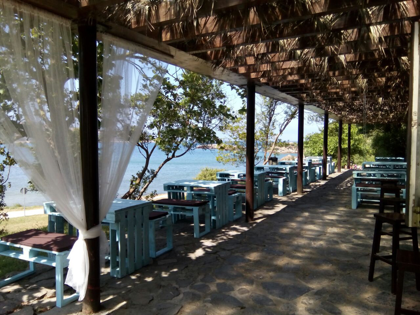 En la playa de Aramar (Luanco, Asturias),  Aramar Playa  se fijará en tu memoria emocional: de su decoración reciclada a su recetario asturiano pero cosmopolita. Y por supuesto, el Cantábrico.