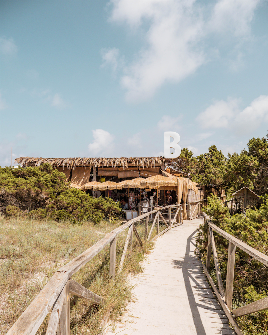 La playa de Cavall d’En Borràs acoge  Beso Beach , un chiringuito gourmet cuya premisa es compartir: la magia de Formentera, sí, pero también su carta, marinera y fresca. Este año estrena servicio de goleta a su primo en Ibiza: de Beso a Beso. Más mediterránea, imposible.