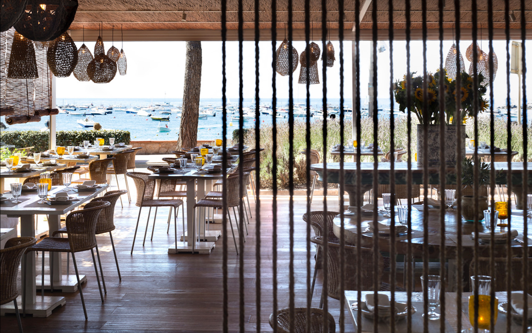 Con un pie en la arena de Palafrugell (en Llafranch, el corazón de la Costa Brava),  Jani , el restaurante más mediterráneo del Grupo Nomo, es fuerte en pescado de la zona, arroces con personalidad y excelentes vinos.