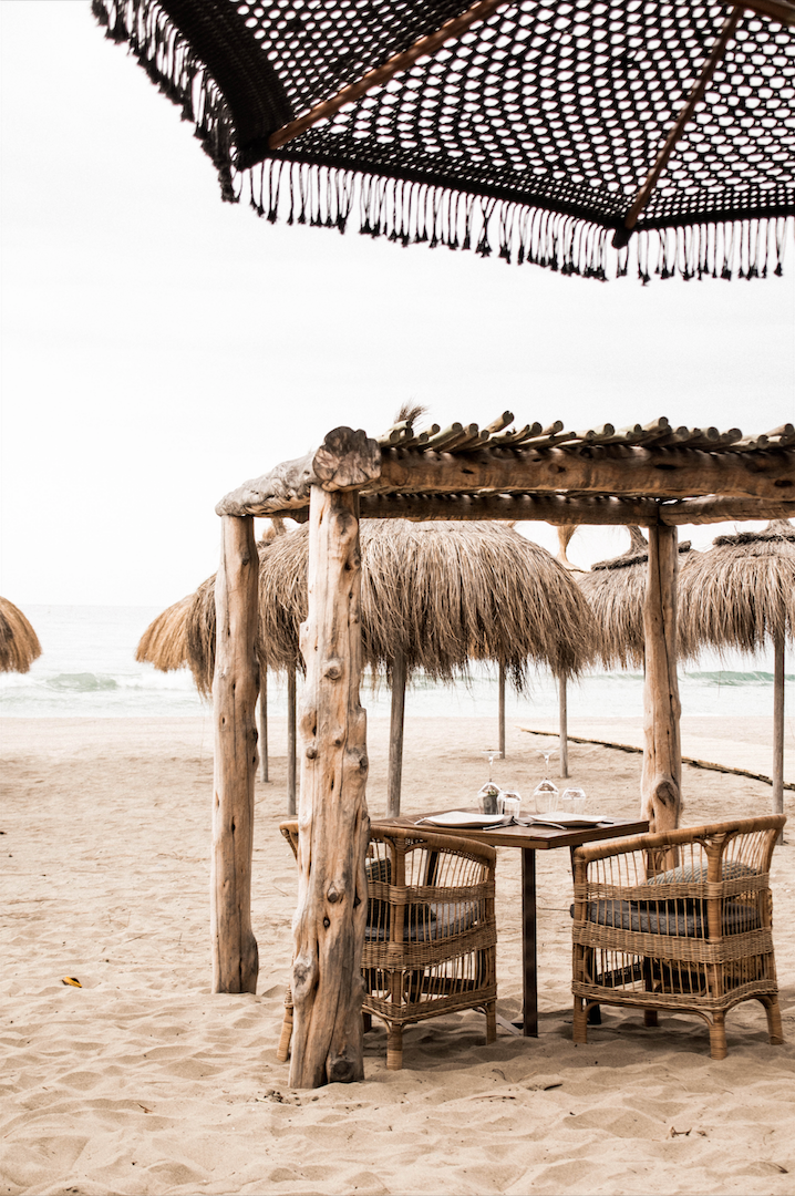 La cocina del refugio tropical favorito de Marbella,  Playa Padre , danza entre el mediterráneo y el caribe mexicano. Cada lunes celebra la fiesta ART Padre, en la que la artista Marta Bernad pinta prendas vaqueras que pueden comprarse.