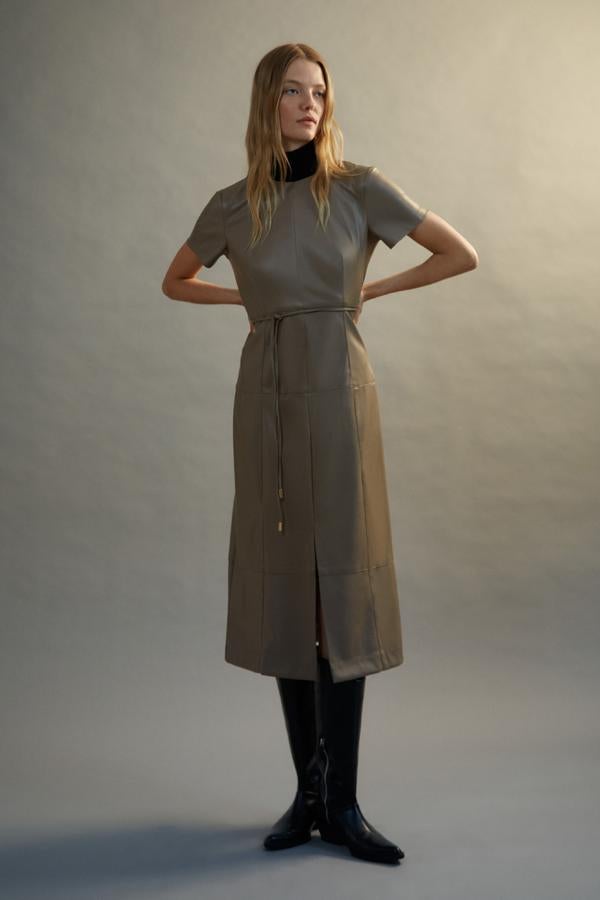 Vestido midi efecto piel de manga corta y cuello redondo con detalle de cinturón en la cintura. Bajo con abertura y disponible en tres colores: gris, verde y negro. Precio: 39,99 euros.