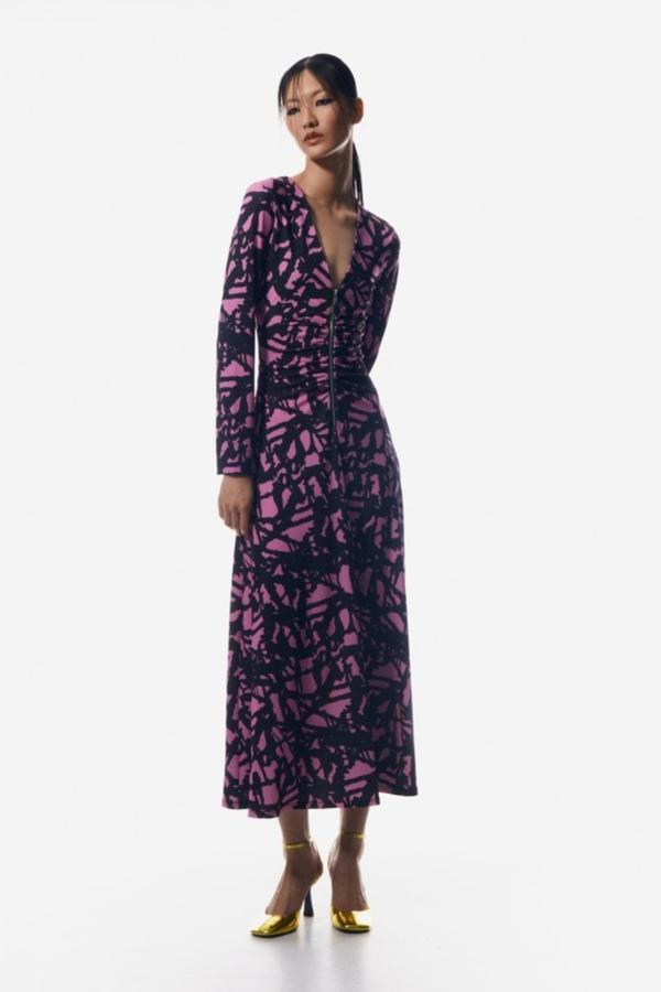 Vestido de manga larga y estampado en negro sobre fondo rosa. Fruncido en la parte central y cierre con cremallera. Precio: 35,99 euros.