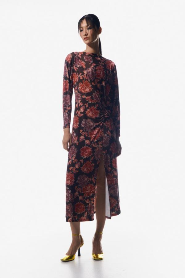 Vestido largo con la manga izquierda tipo capa y fruncido en la cintura, para adaptarse a todo tipo de siluetas. Estampado en tonos marrones y ocres, muy propios para el otoño. Precio: 35,99 euros.