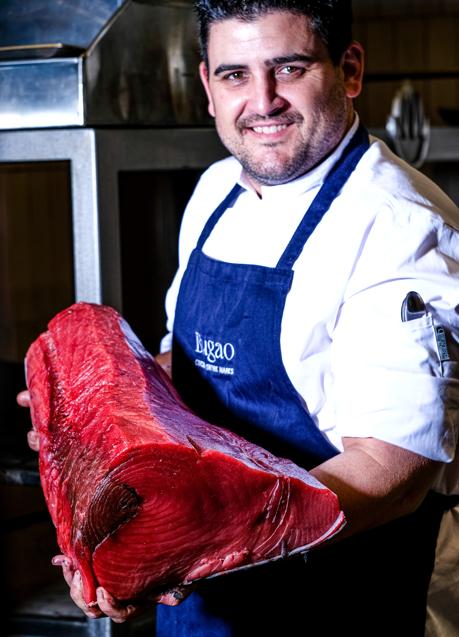 Imagen - Hugo Ruiz posa con un atún antes de hacer maravillas con él. /BUGAO