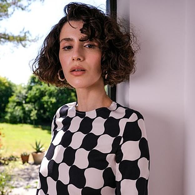 El acondicionador para rizos made in Spain que define y elimina el encrespamiento sin acartonar con muy poca cantidad