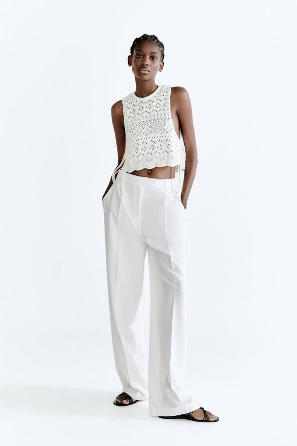 Pantalón de estilo masculino con pernera extra ancha, tiro alto, raya marcada y bolsillos laterales, de Zara. Puedes comprarlo por 29,95 euros.