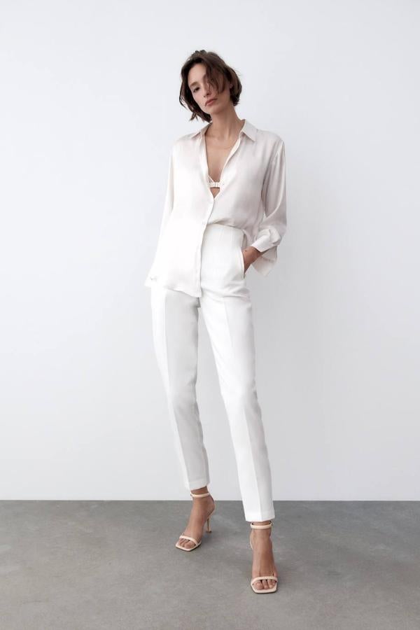 Pantalón pitillo de tiro alto con costuras marcadas y bolsillos laterales, de Zara. Su precio es de 25,95 euros.