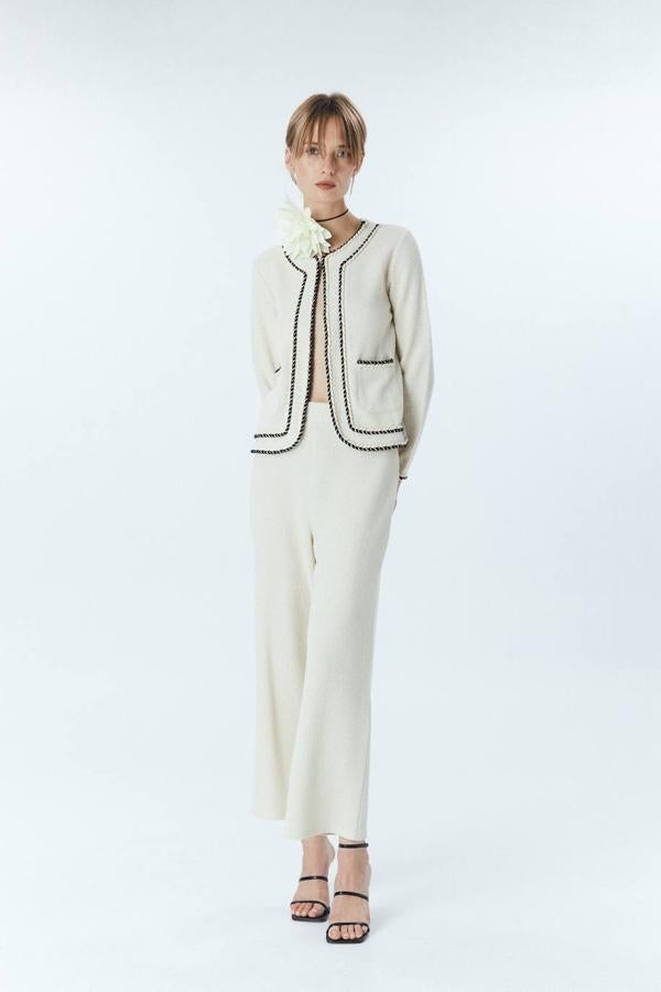 Pantalón largo en tejido texturizado con pernera ancha y tiro alto, de Sfera. Su precio es de 21,99 euros.