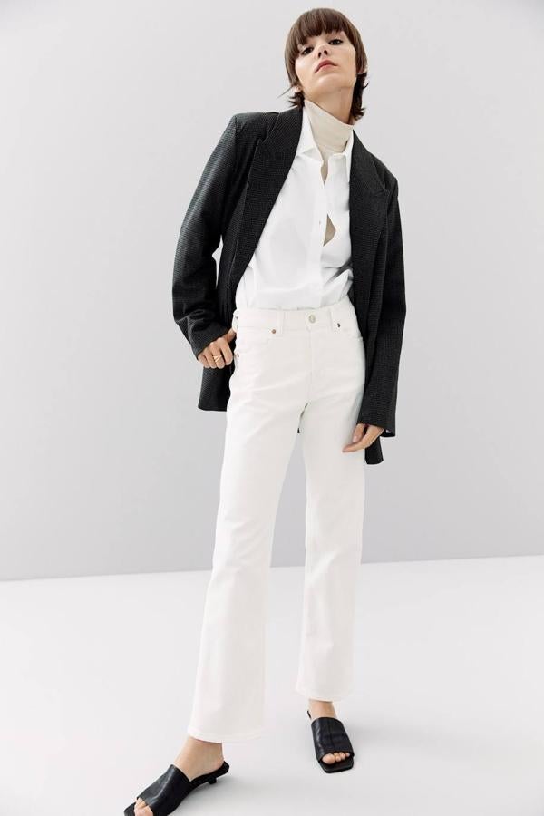 Pantalón vaquero de corte recto con diseño de cinco bolsillos y talle alto, de H&M. Lo encontrarás a 29,99 euros.