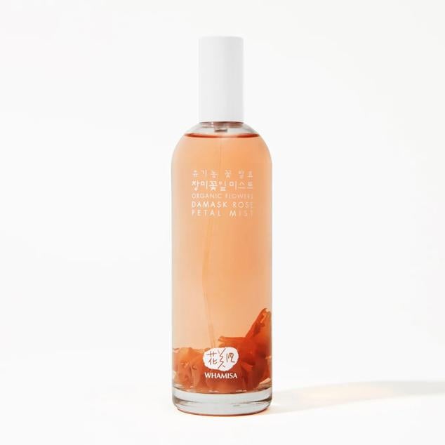 La bruma facial Organic Flowers Rose Petal Mist elaborada únicamente con ingredientes naturales, basada únicamente en ingredientes vegetales naturales que consiguen una textura única y es apta para todo tipo de pieles. Su formulación de extracto de pétalos y agua de rosa damascea ayudan a rehidratar y calmar la piel. Es de Whamisa. Precio: 39,99 €.