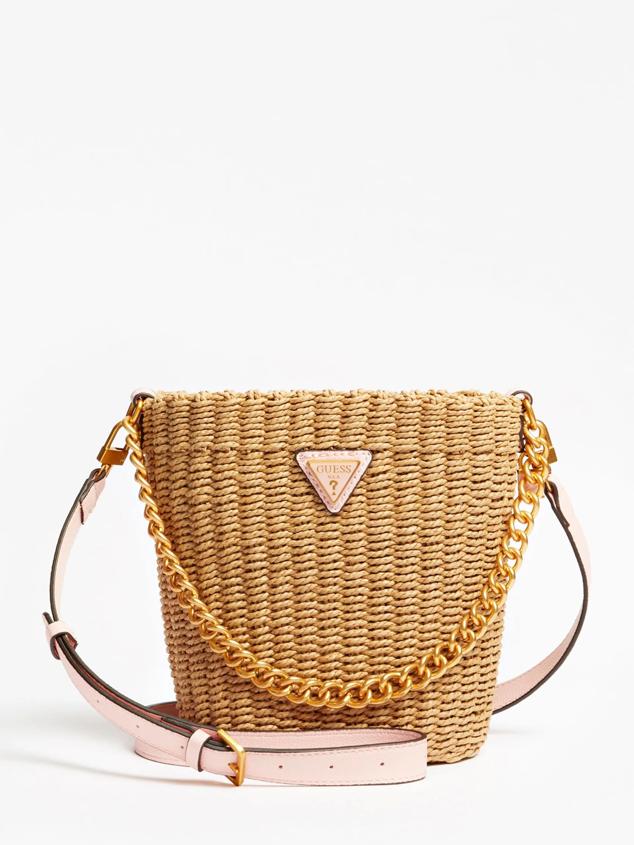 Bucket bag tipo cubo con eslabones dorados y asa larga en rosa claro para llevar a modo de bandolera. Está confeccionado en rafia. Es de Guess. Precio: 93,50 €. 