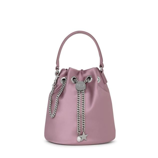 Bucket bag malva rosa con detalles de eslabones plateados con detalles de estrellas y perlas. Una opción bonita para conseguir looks con energía y divertidos. Es de Tous. Precio: 95 €.