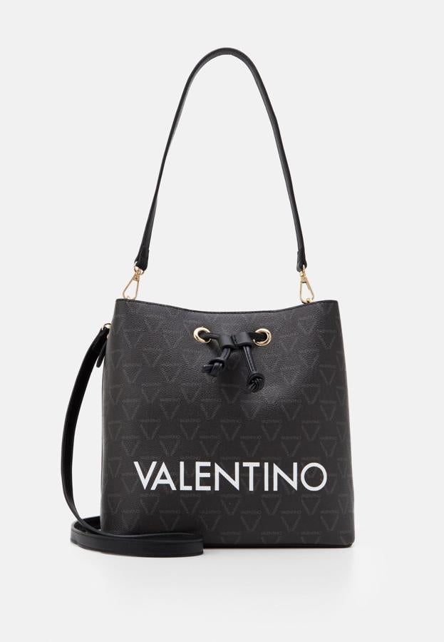 Para las amantes de la logomanía, este bucket bag es el idóneo. Es un básico de armario para llevarlo a la oficina o una cita informal. Es de Valentino. Precio: 109,99 €.