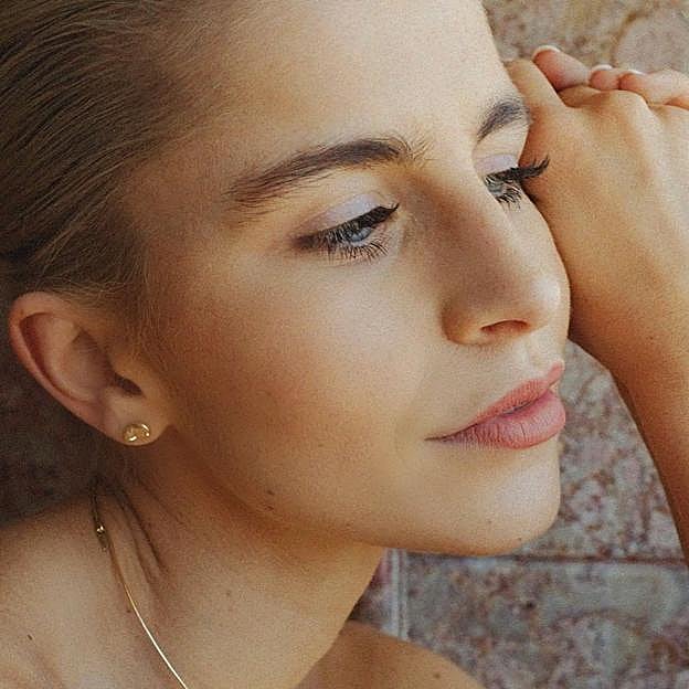 Ni contorno de ojos ni blefaroplastia, este es el truco para levantar el párpado caído sin cirugía que recomiendan los expertos