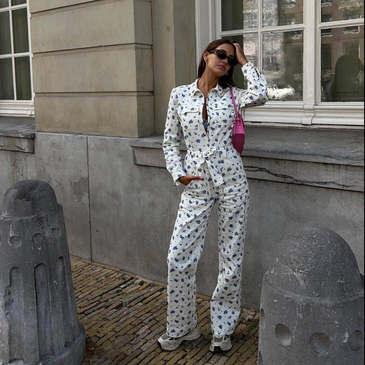 Este es el mono de estampado floral cómodo y favorecedor que enamora a las francesas y españolas