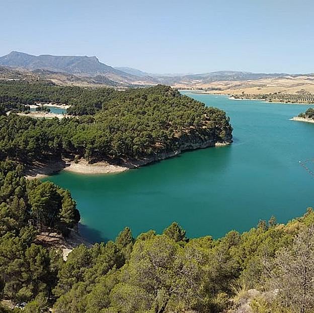 Una playa única en el corazón de Málaga para disfrutar de un baño en aguas dulces.