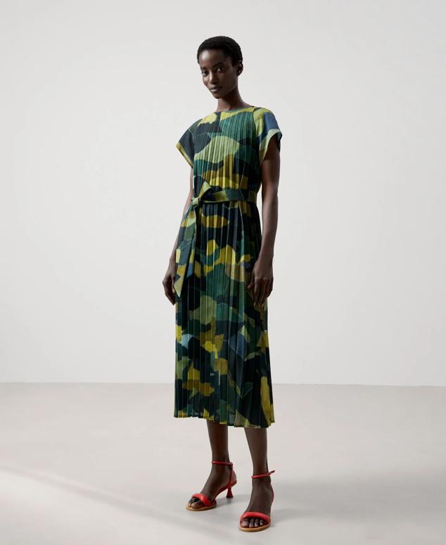Vestido midi con estampado con motivos de hojas y plisado soleil. Un diseño sobrio, pero elegante para cualquier cita que tengas. Es de Adolfo Domínguez. Precio: 199 €.