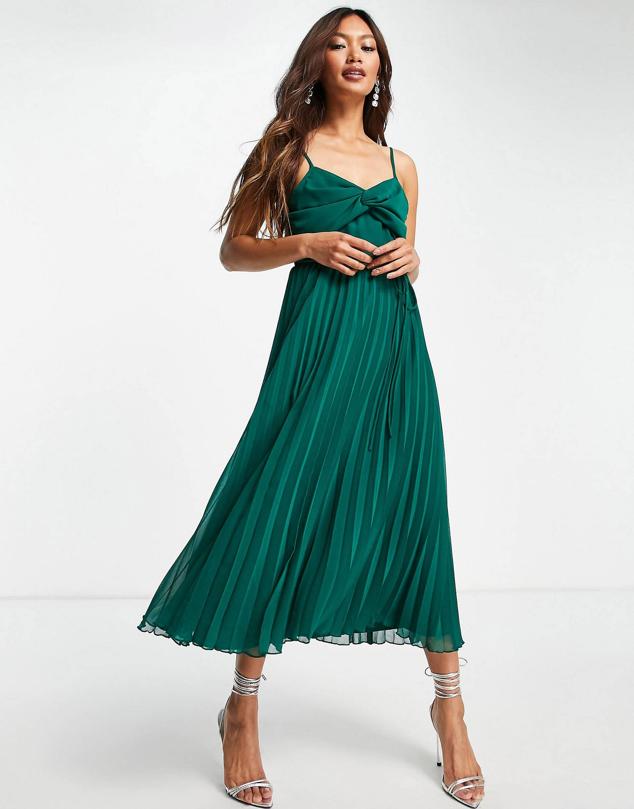 Vestido midi con cuello V y de color verde bosque. Su escote retorcido adelgaza la figura gracias al efecto visual que genera. También, tiene la falda plisada para generar sensación de vuelo. Es de ASOS. Precio: 45,99 €.