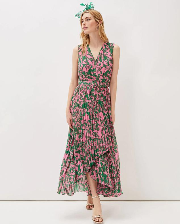 Vestido largo con falda plisada y estampado floral de color verde y fucsia. Es de Phase Light. Podrás hacerte con este diseño en El Corte Inglés. Precio: 199 €. 
