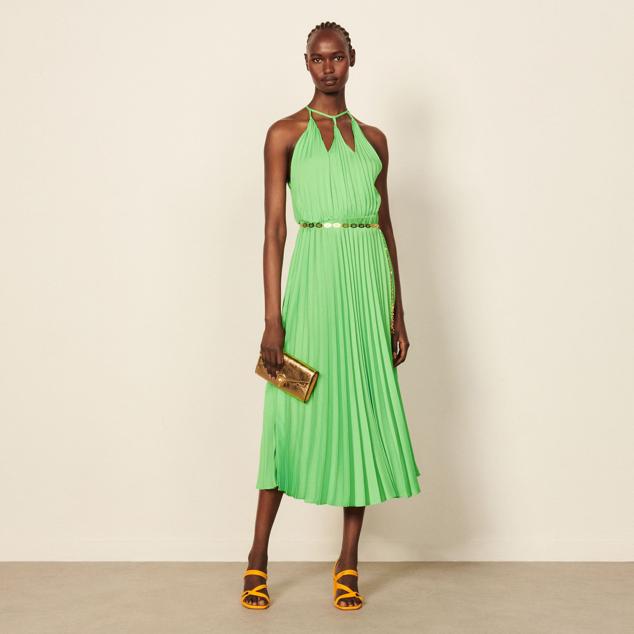 Vestido largo plisado con falda evasé, con escote calado y lazo anudable en la espalda. Diseñado en color verde flúor para producir un look llamativo y diferente. Serás el centro de todas las miradas. Es de Sandro Paris. Precio: 199,50 €.