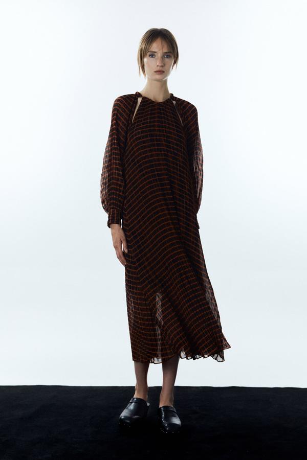 Vestido plisado con aberturas en el escote y mangas fluidas. Un básico de entretiempo para lucir cómoda y sofisticada. Es de Sfera. Precio: 45,99 €.