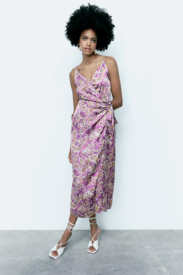 Lleva un par de días a la venta y ya está prácticamente agotado. Vestido midi de corte cruzado con estampado en tonos morados de Zara (39,99 euros). 