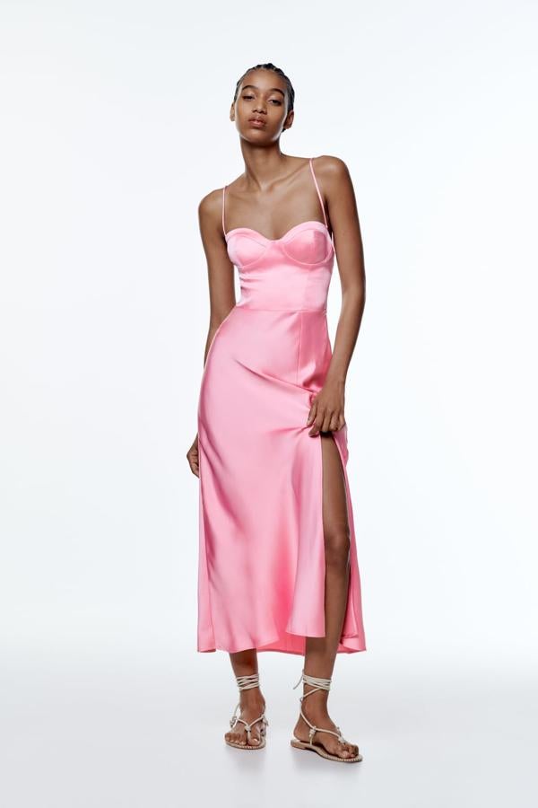 Los diseños más sofisticados de la nueva colección de Zara llegan con un efecto corsé en la parte superior. Vestido midi en color rosa con abertura de Zara (35,99 euros). 