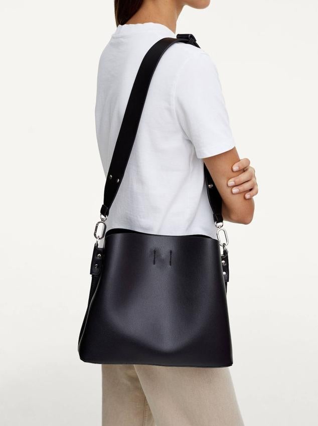 Bolso de hombro mediano con asa larga ajustable y extraíble, diseño cuadrado, compartimentos interiores y cierre de imán. Cómpralo en negro, camel, caqui, azul marino, rosa, plateado o blanco, por 19,99 euros.