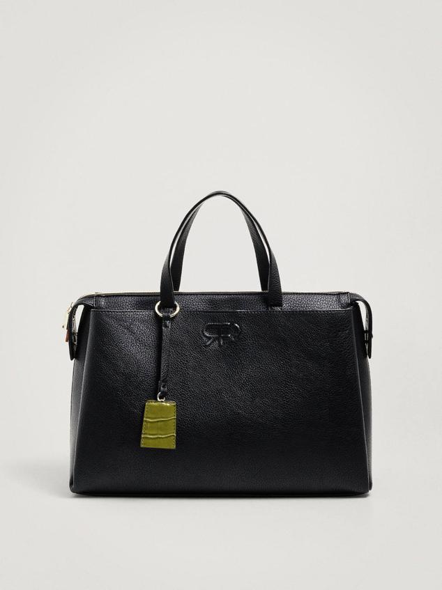 Maletín efecto piel con diseño rectangular, doble asa de mano y bandolera ajustable, cierre de cremallera y compartimentos. Lo encontrarás en negro o marrón, por 35,99 euros.