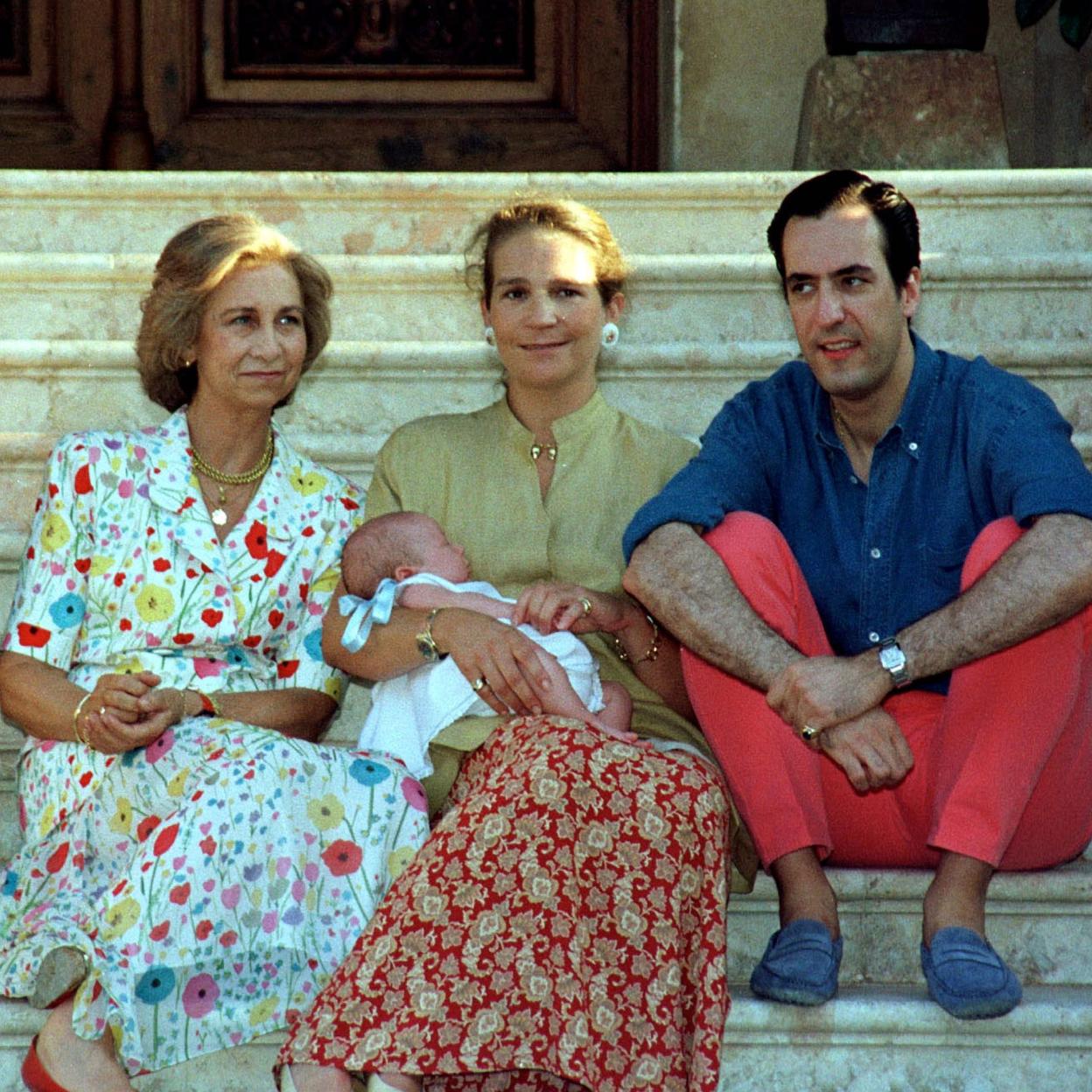 La reina Sofía junto a la infanta Elena (con Froilán en brazos) y Jaime de Marichalar en Marivent en 1998.