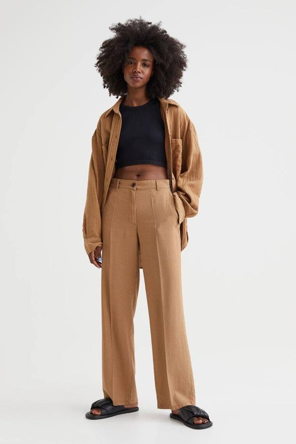 También nos encantan estos de H&M que encontrarás en negro, beige claro, blanco con rayas azules, verde caqui claro, azul claro y beige oscuro.