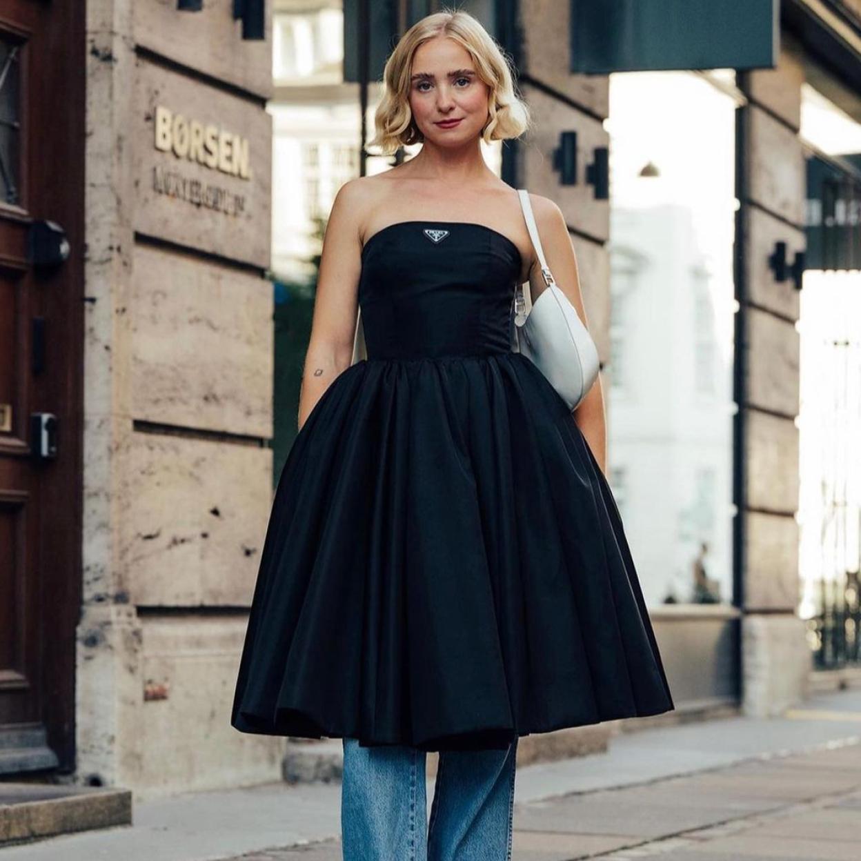 Vestido negrocon vaqueros. 