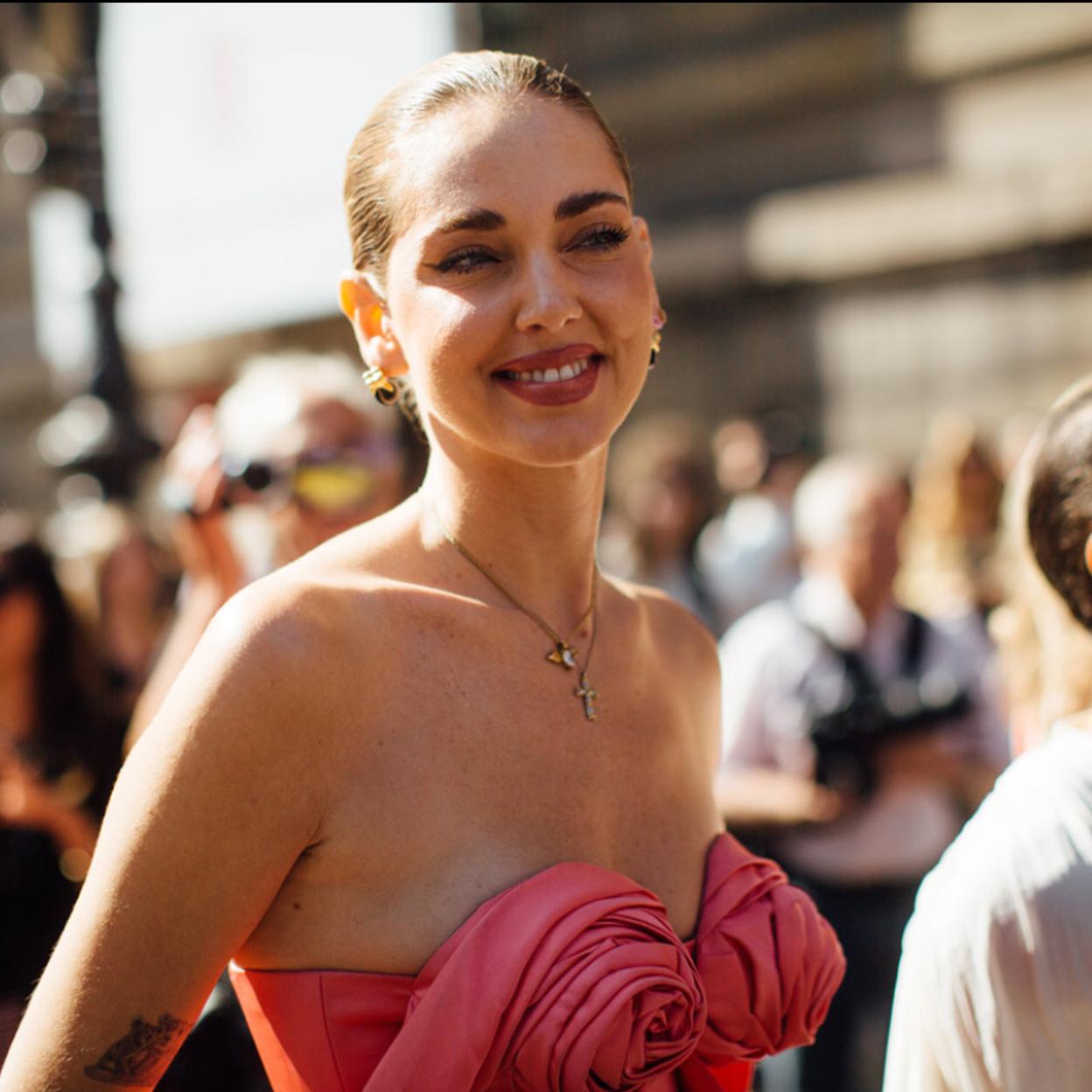 El truco de maquillaje barato que disimula el párpado caído y quita años