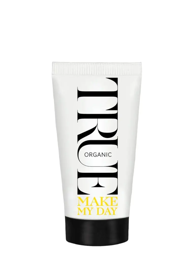 Crema hidratante facial enriquecida con antioxidantes y superalimentos. Consigue un cutis revitalizado y una hidratación equilibrada desde su primera aplicación. Además, gracias a su formulación consigue ralentizar arrugas y signos de envejecimiento. Todos sus compuestos son activos veganos, naturales y sostenibles. Es de True Organic of Sweeden. Precio: 26,19 €.