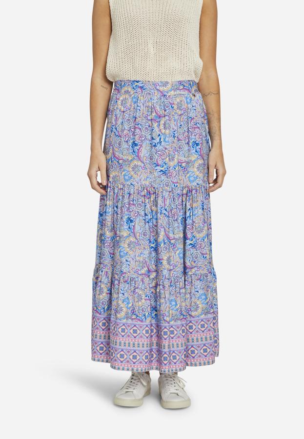 Falda larga con estampado paisley multicolor para generar looks alegres y divertidos. Combínala con complementos sobrios para hacer protagonista únicamente a la falda. Incluso puedes llevarla con deportivas blancas básicas. Es de Heartkiss. Precio: 59,99 €.