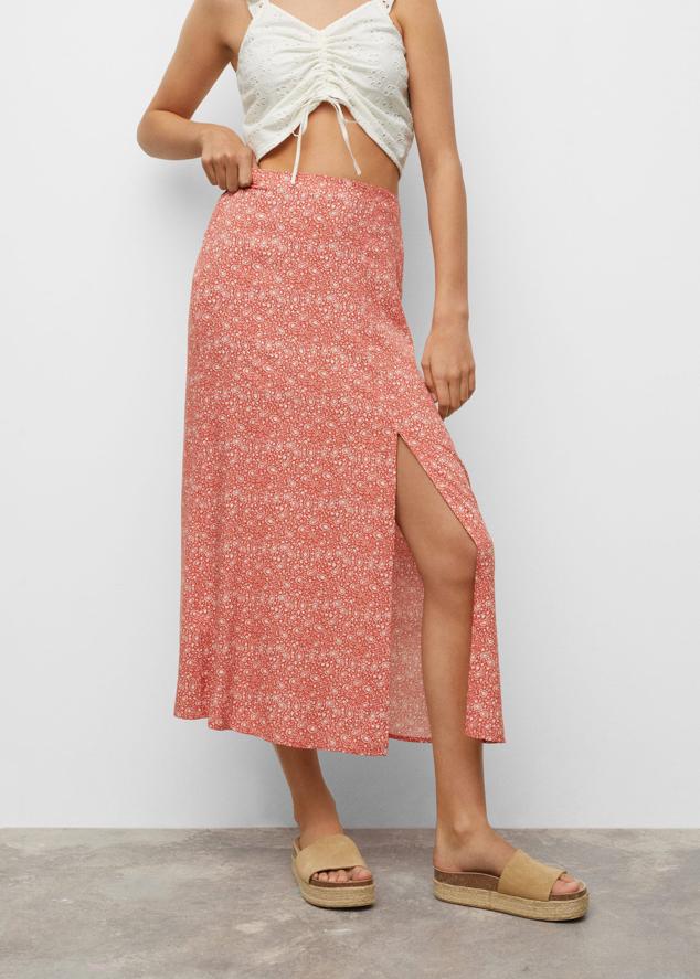 Falda larga con abertura en la parte delantera con estampado paisley rojo. Confeccionada con diseño fluido para crear looks con cuñas o sneakers, dependiendo de la ocasión. Es de Mango. Precio: 25,99 €.