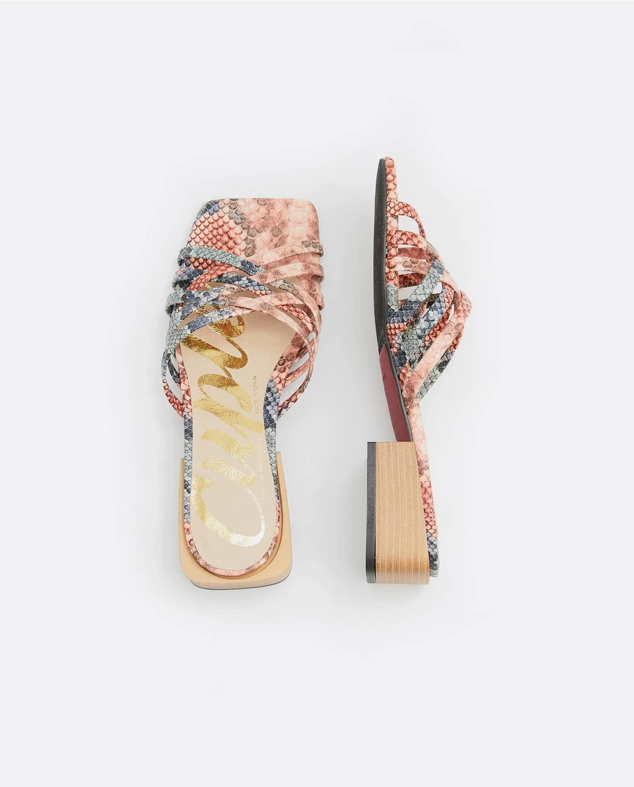 Sandalias de tacón con animal print multicolor. Disfruta de estos tacones bajos y cómodos para llevarlos con casi todo tu armario. Es de El Corte Inglés. Precio: 129 €.