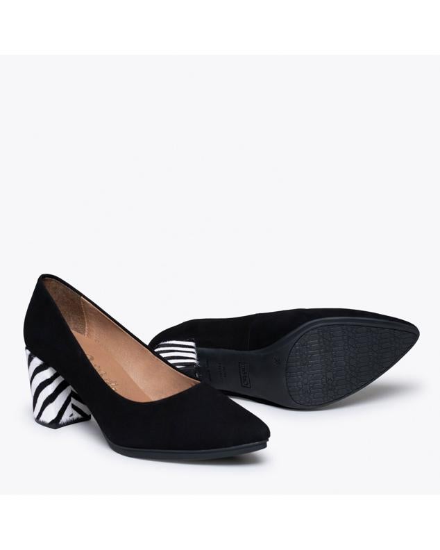 Lo mejor de este modelo son los tacones con el print cebra tan llamativo. Un diseño sobrio, pero divertido para looks informales y cómodos. Son de Maldita Shop. Precio: 64,95 €.